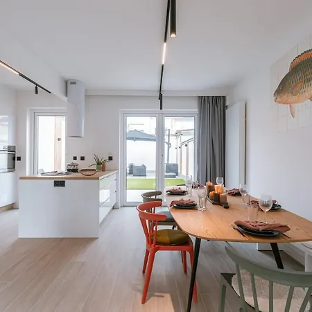 Beautiful Modern Holiday House With Private Garden 布列登