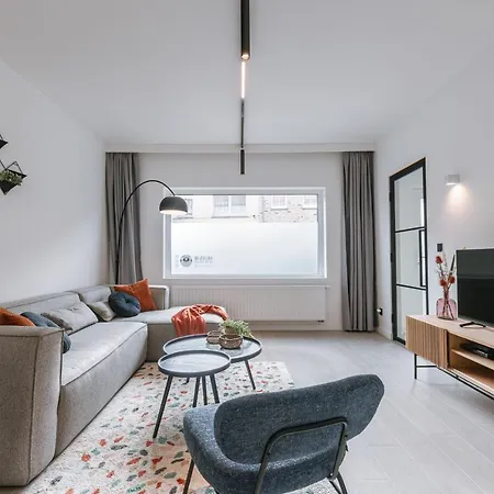 Beautiful Modern Holiday House With Private Garden 布列登