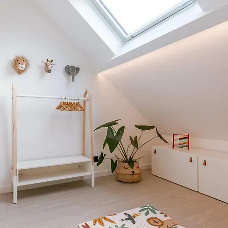 Beautiful Modern Holiday House With Private Garden 度假居