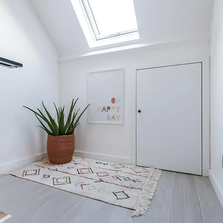 Beautiful Modern Holiday House With Private Garden * 布列登