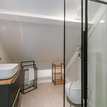 Beautiful Modern Holiday House With Private Garden * 布列登