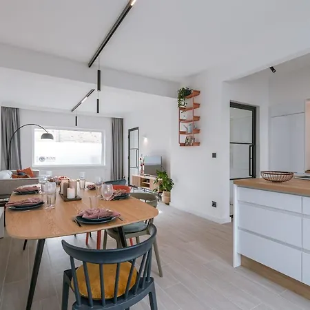 Beautiful Modern Holiday House With Private Garden 度假居 *