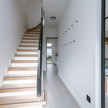 Beautiful Modern Holiday House With Private Garden * 布列登